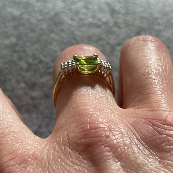 14k gold and Princess cut Peridot ring - Picture 2 of 12